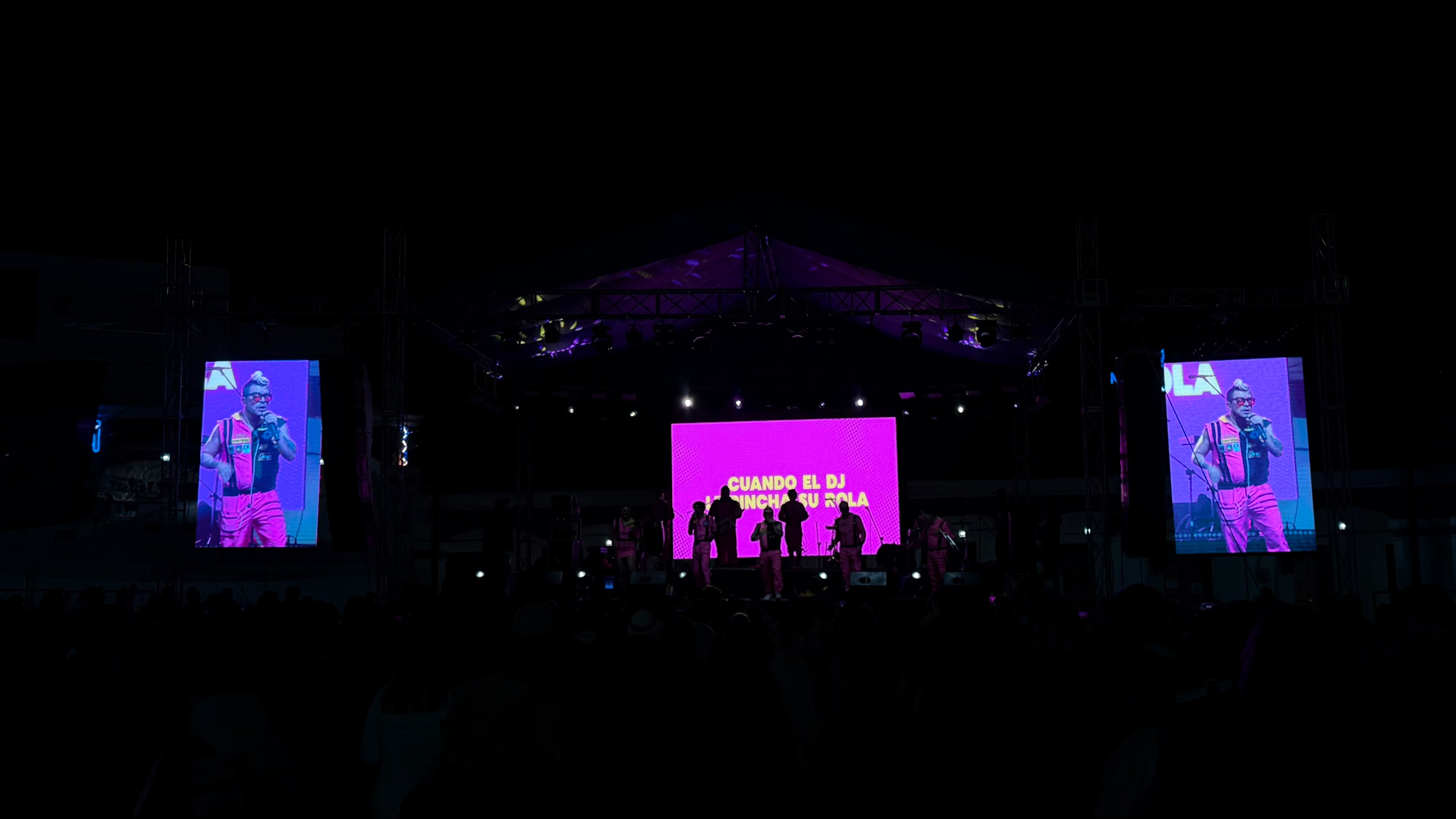 Pantallas LED laterales en concierto de Papaya Dada al aire libre